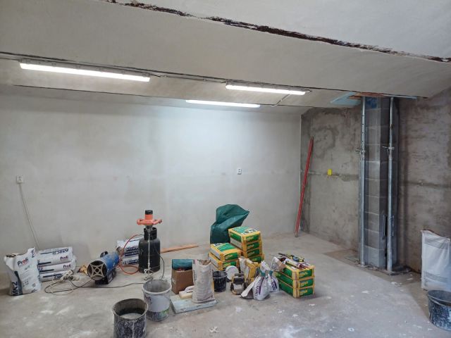 Rekonstrukce interiéru – nové omítky a instalace – foto 2