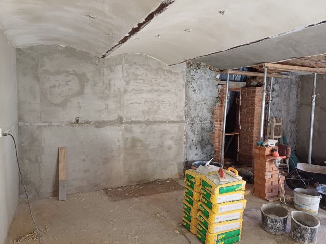 Rekonstrukce interiéru – nové omítky a instalace – foto 7