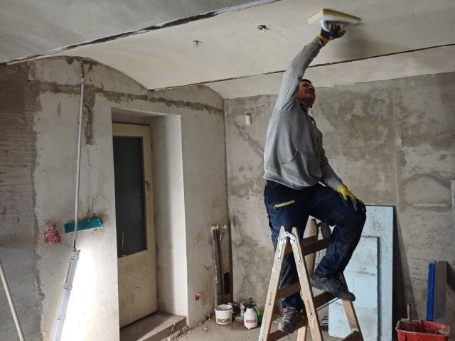 Rekonstrukce interiéru – nové omítky a instalace – foto 10