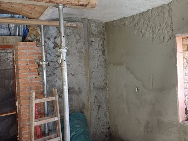 Rekonstrukce interiéru – nové omítky a instalace – foto 12