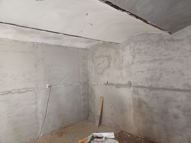 Rekonstrukce interiéru – nové omítky a instalace – foto 14