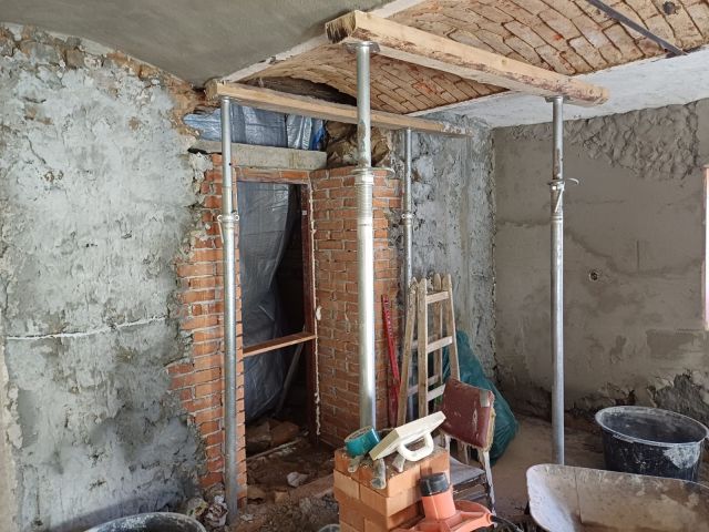 Rekonstrukce interiéru – nové omítky a instalace – foto 15