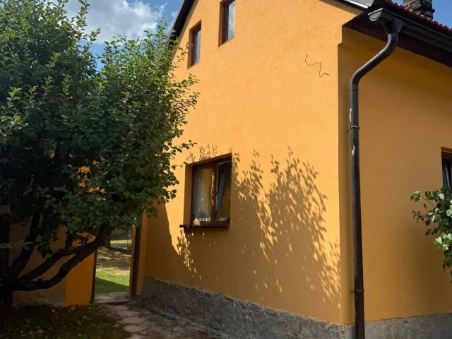 Rekonstrukce chalupy – fasáda, střecha a interiér – foto 2