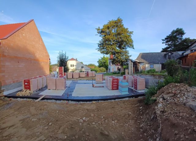 Novostavba RD – základová deska a hrubá stavba