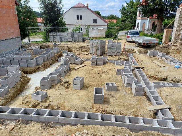 Novostavba RD – základová deska a hrubá stavba – foto 3