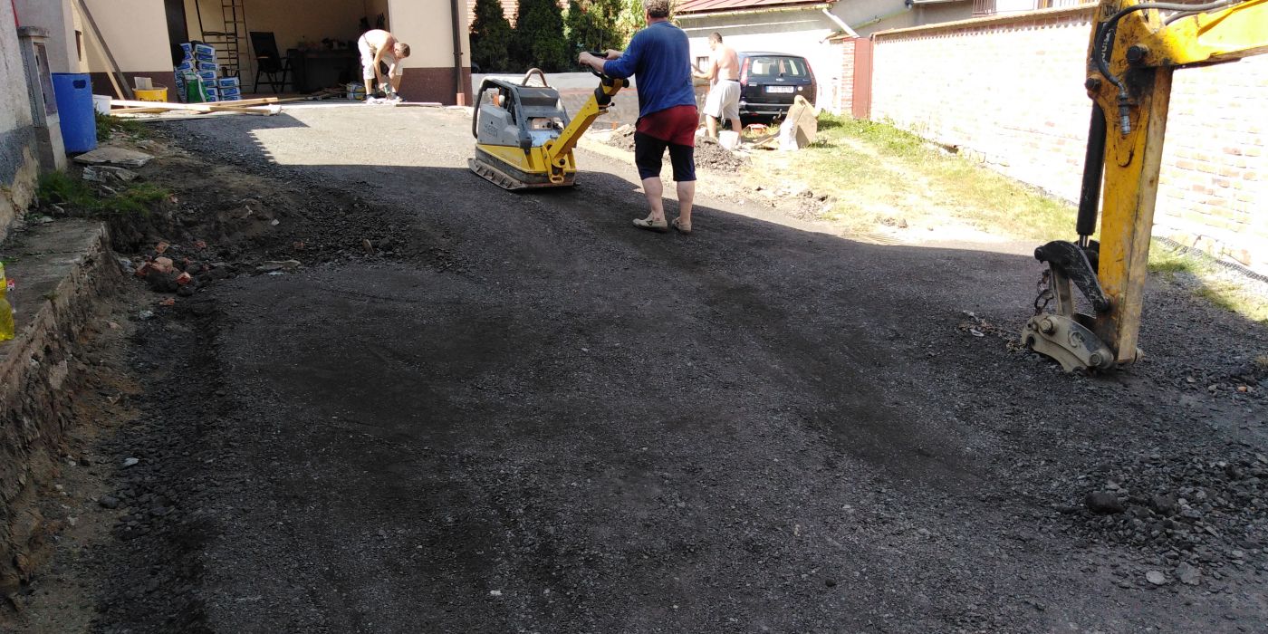 Oprava příjezdové cesty asfaltovým recyklátem